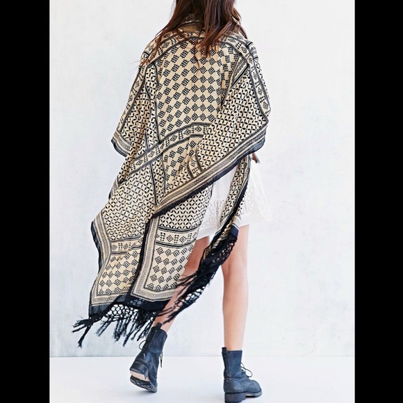 Ecote Patchwork Fringe Duster Open Poncho - Picture 4 of 11